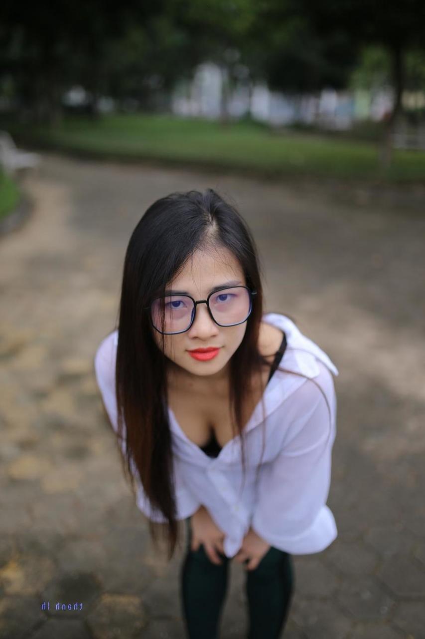 20P Doce asiática com óculos Elena posando com sua linda roupa em público
