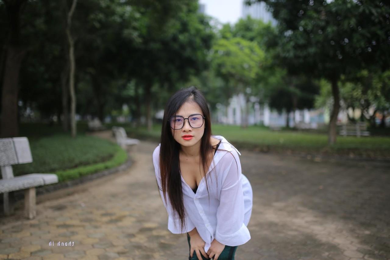 20P Doce asiática com óculos Elena posando com sua linda roupa em público