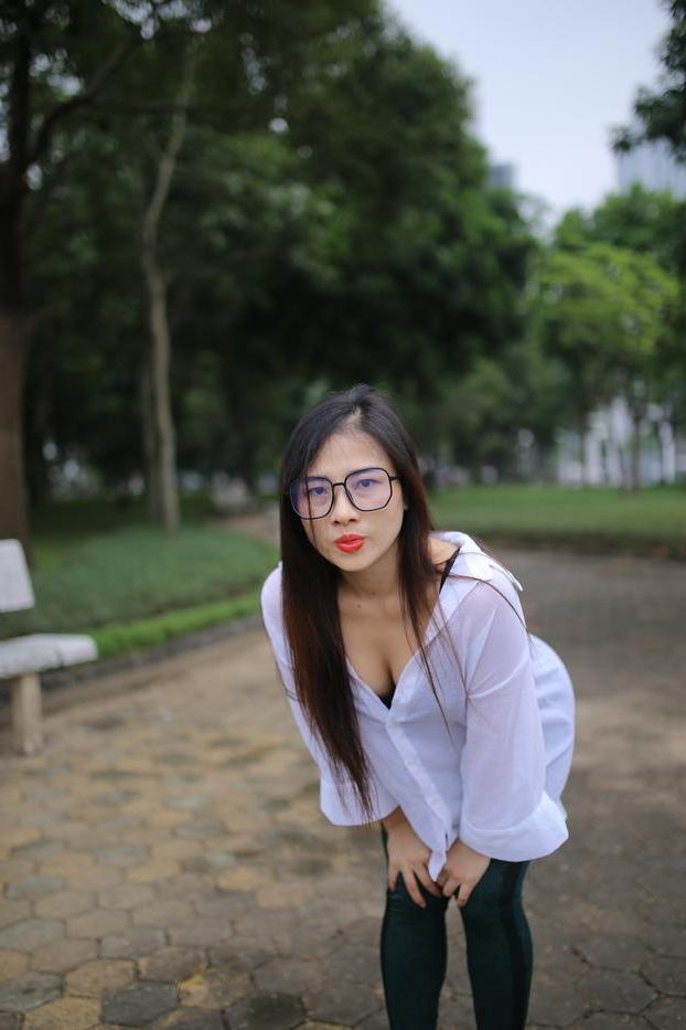 20P Doce asiática com óculos Elena posando com sua linda roupa em público