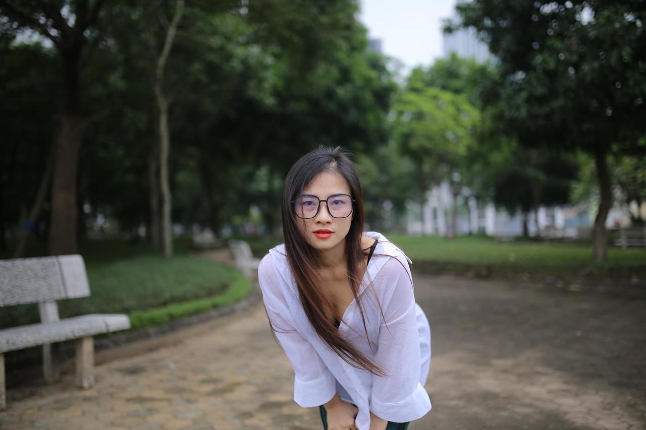20P Doce asiática com óculos Elena posando com sua linda roupa em público