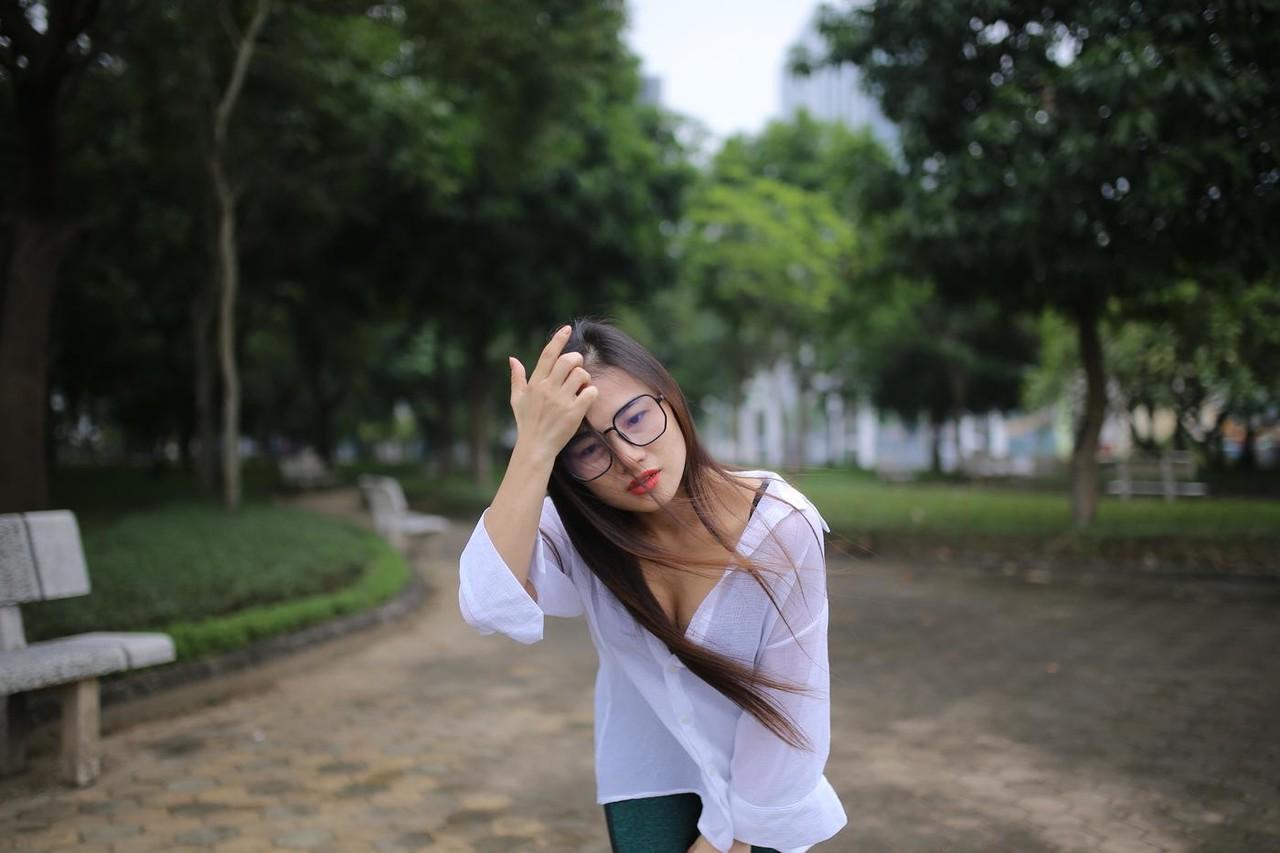 20P Doce asiática com óculos Elena posando com sua linda roupa em público