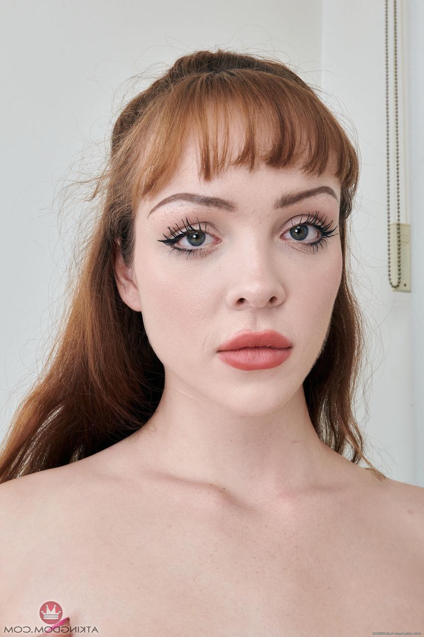 20P Die junge Amateurin Aliya Brynn stellt ihre leckeren Löcher zur Schau, während sie sich nackt auszieht