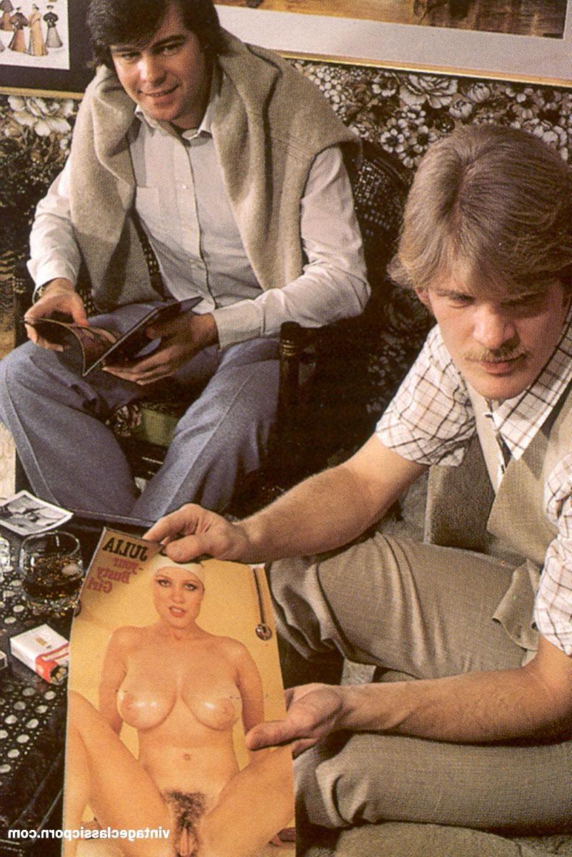 20P Chicas vintage con grandes tetas naturales se desnudan y juegan con dos erecciones duras