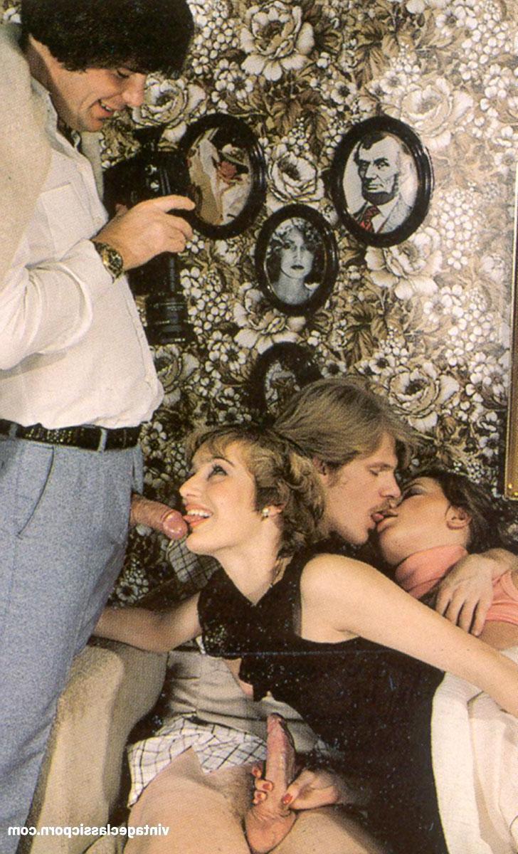 20P Chicas vintage con grandes tetas naturales se desnudan y juegan con dos erecciones duras