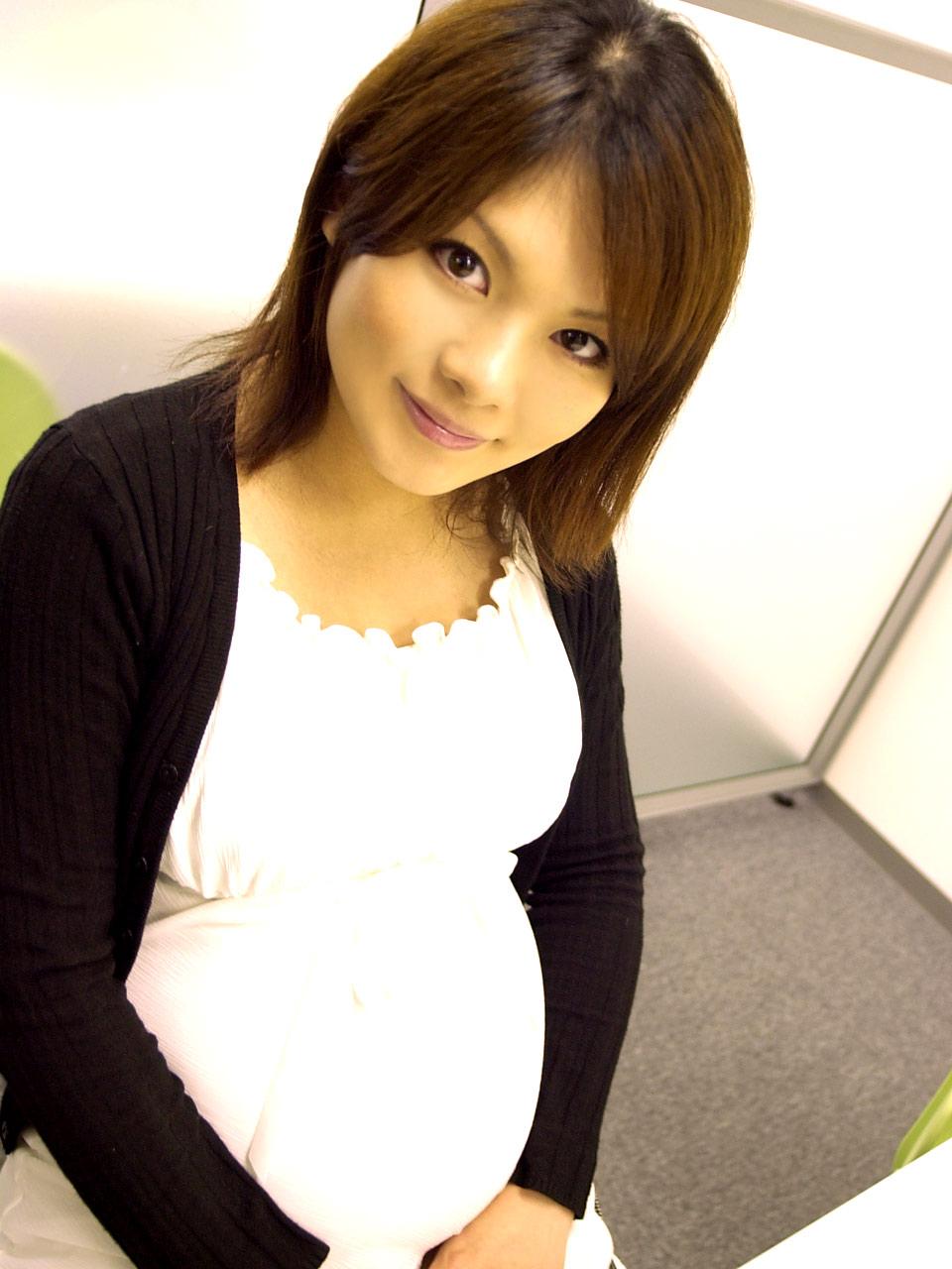 12P La belleza japonesa embarazada Yuri Mizukami follada por su coño peludo en POV