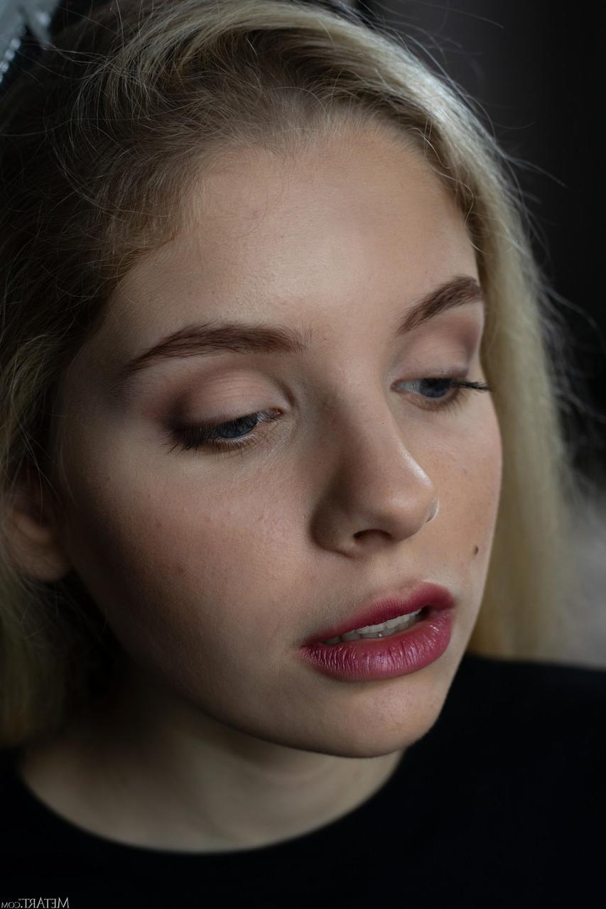 20P Die schöne Blondine Mila Amour zieht sich aus und zeigt ihren großen Hintern und ihre Brüste