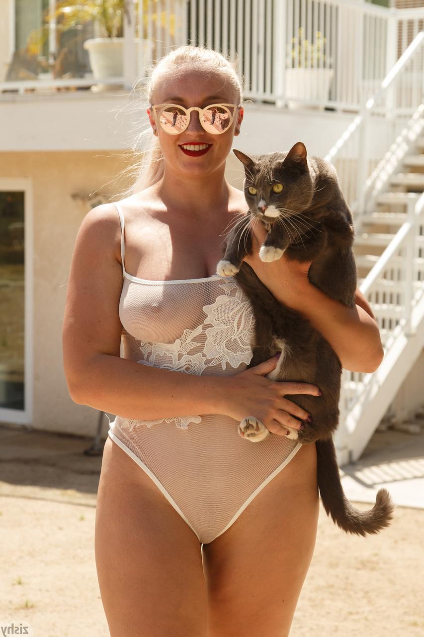 12P Die mollige Blondine Harley Woodburn zeigt ihre Monsterkurven in ihrem hauchdünnen Badeanzug