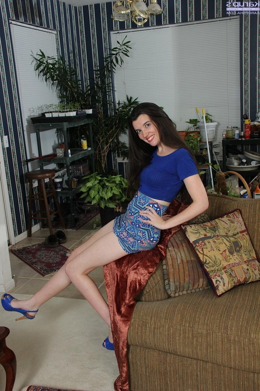 19P A morena de cabelos compridos Gabby Smith brinca com um novo brinquedo sexual no sofá