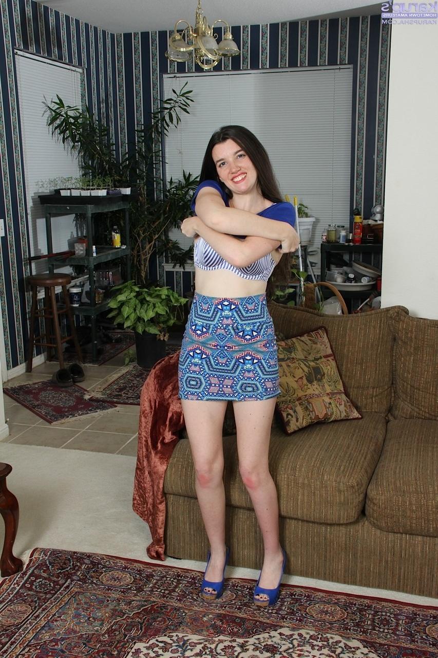 19P A morena de cabelos compridos Gabby Smith brinca com um novo brinquedo sexual no sofá