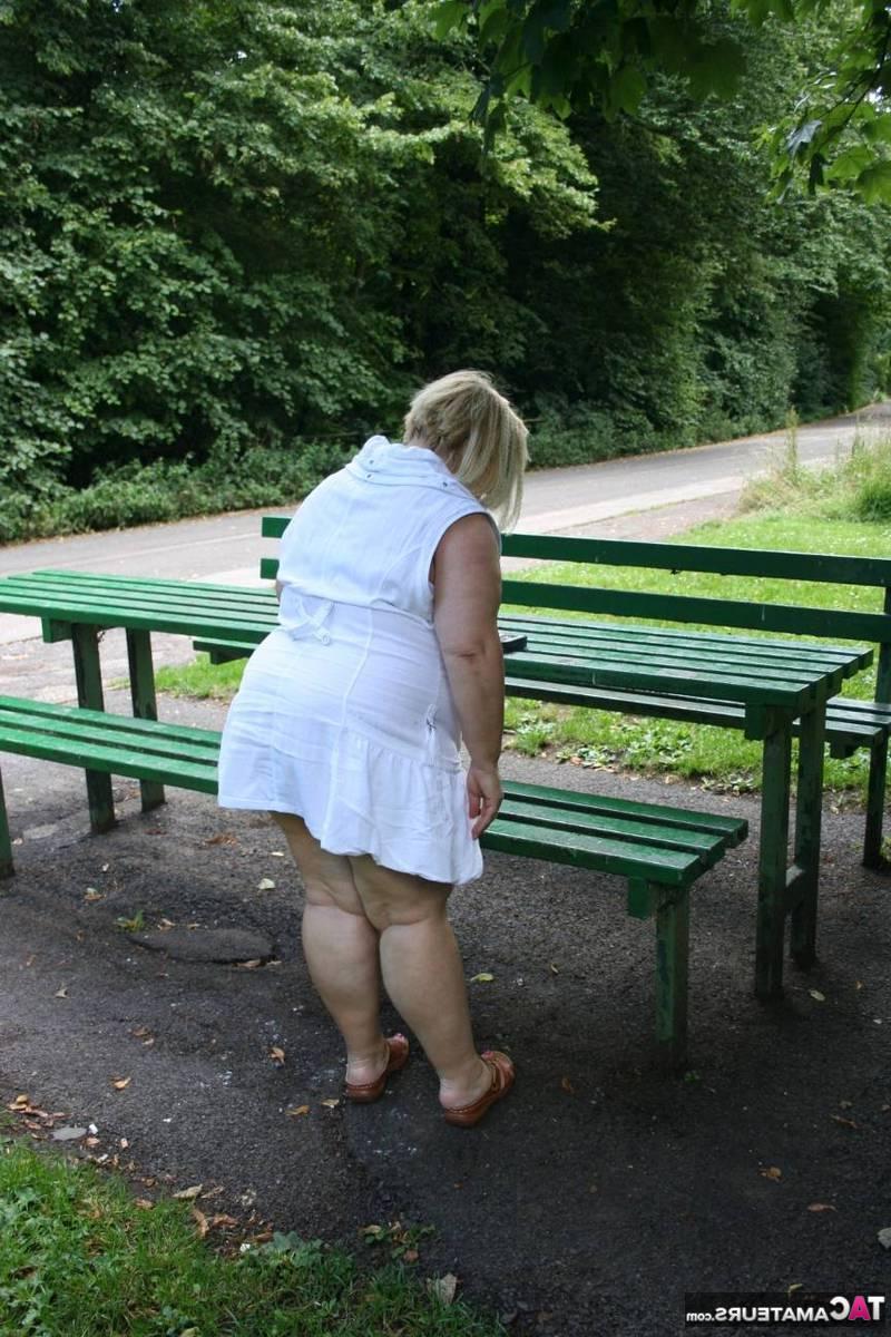 16P La obesa rubia británica Lexie Cummings juega con su coño perforado en una mesa pública