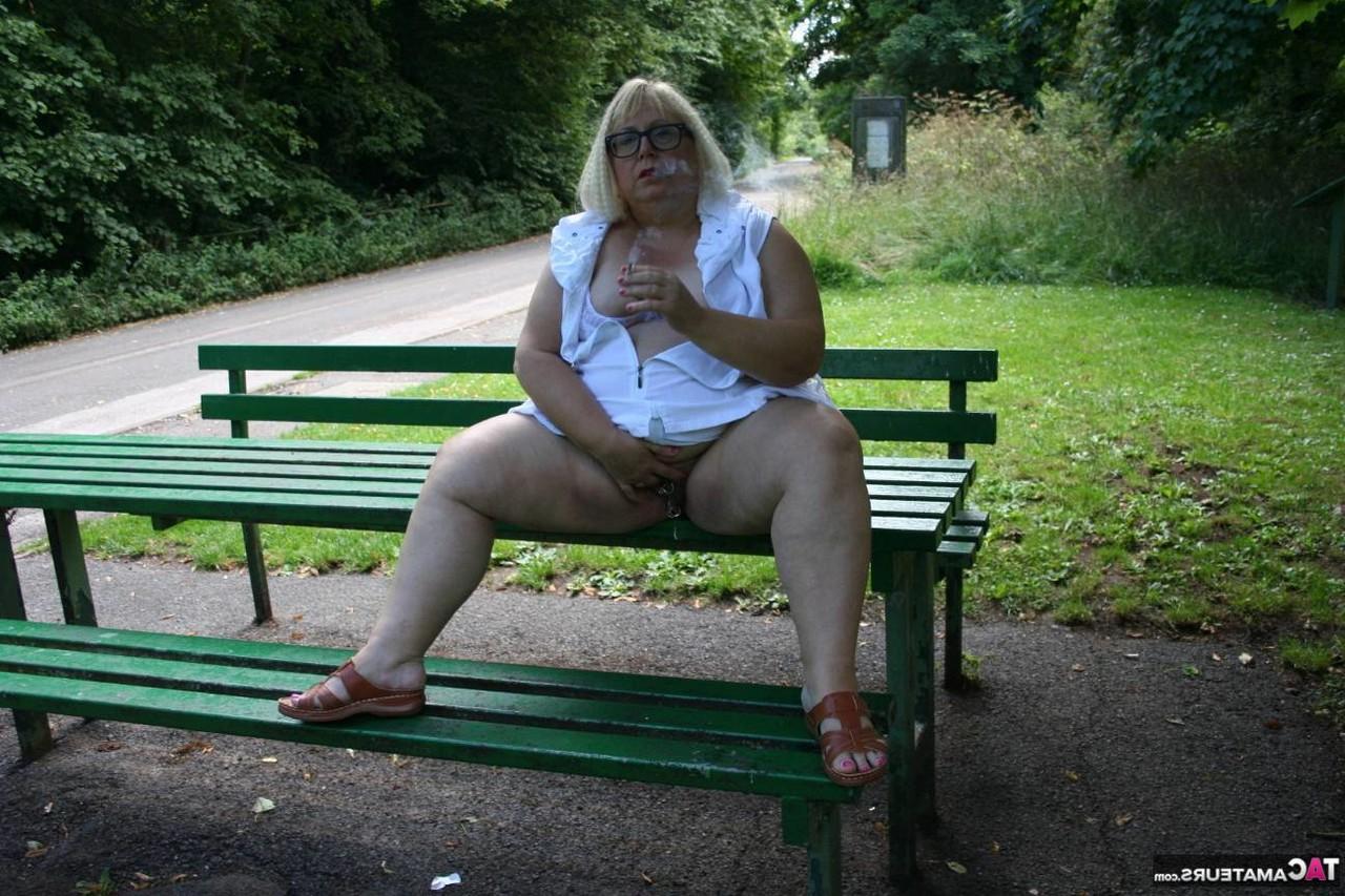 16P La obesa rubia británica Lexie Cummings juega con su coño perforado en una mesa pública