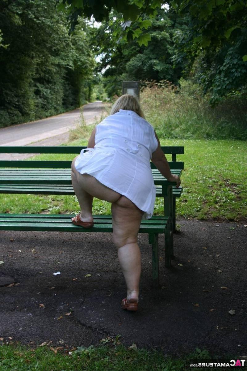 16P La obesa rubia británica Lexie Cummings juega con su coño perforado en una mesa pública