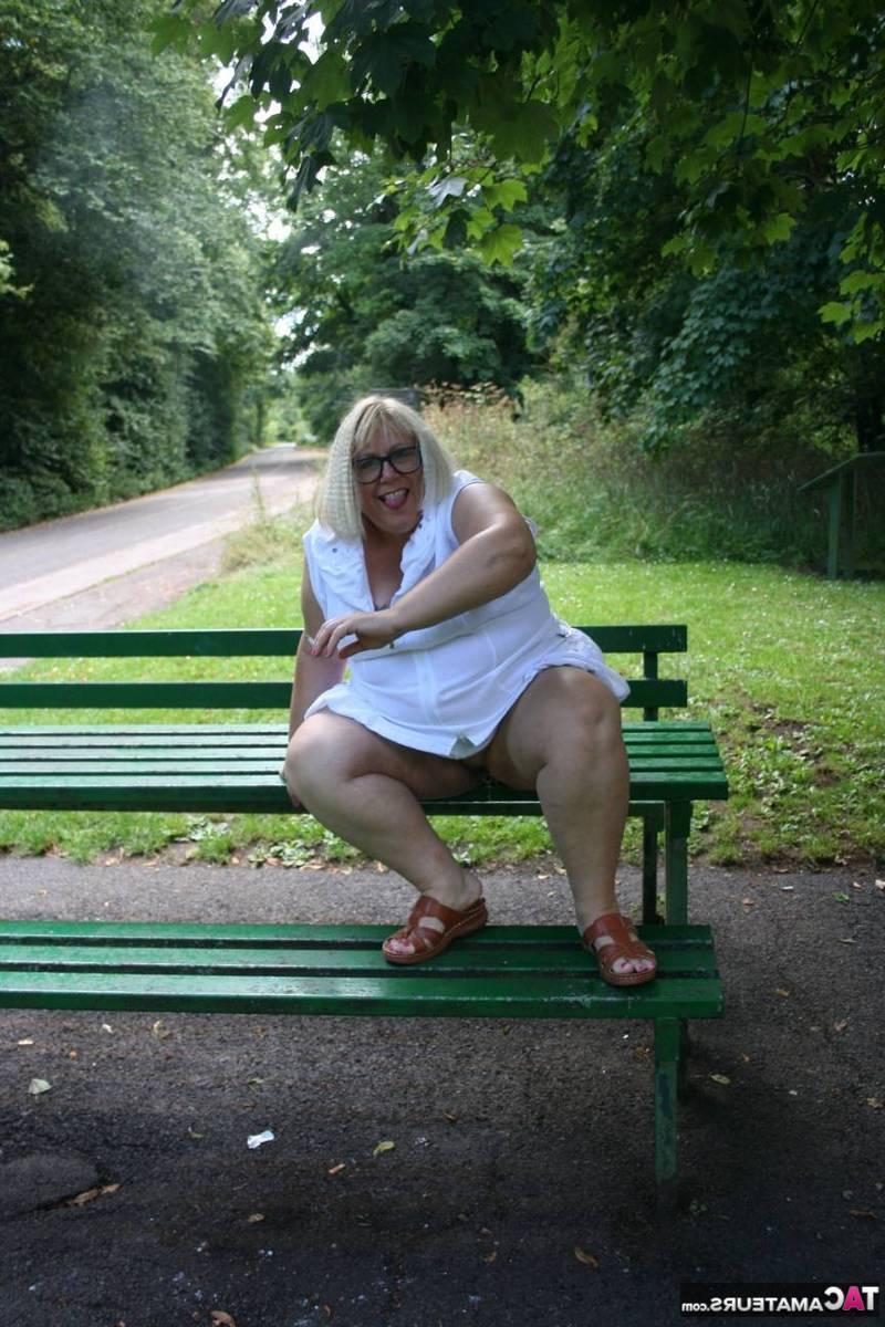 16P La obesa rubia británica Lexie Cummings juega con su coño perforado en una mesa pública