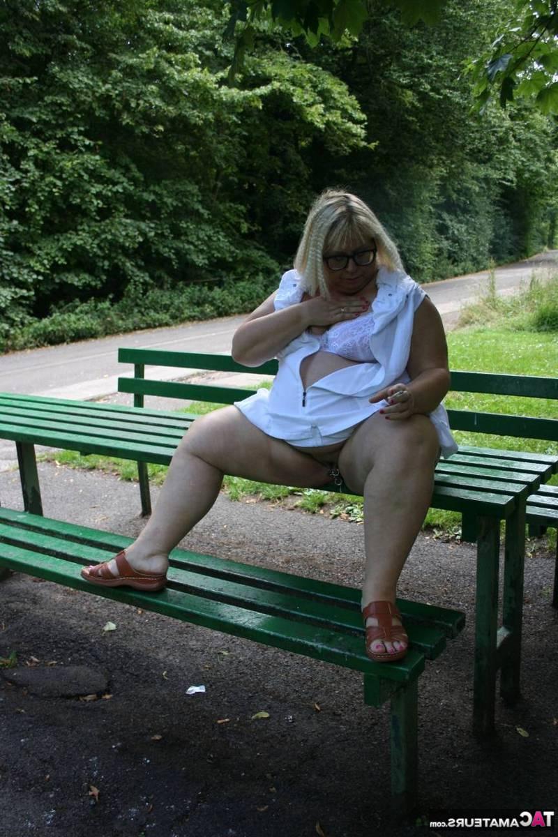 16P La obesa rubia británica Lexie Cummings juega con su coño perforado en una mesa pública