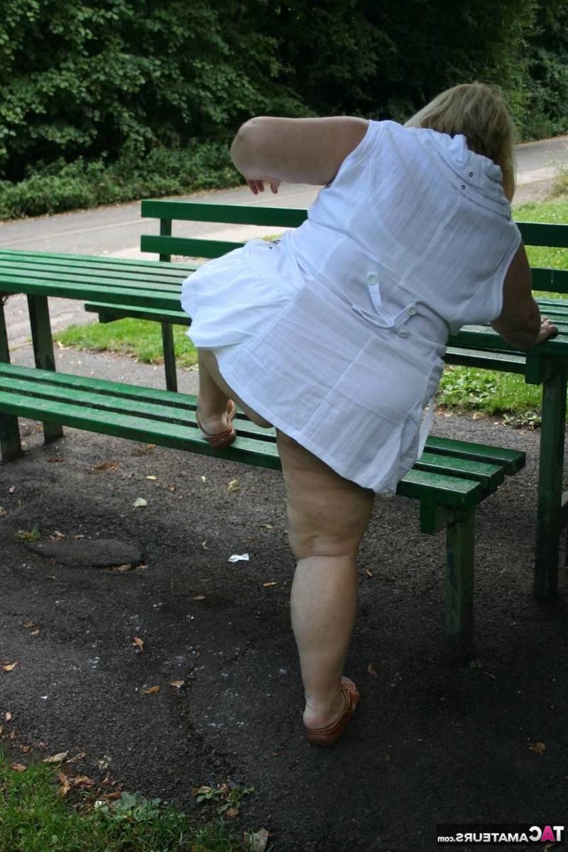 16P La obesa rubia británica Lexie Cummings juega con su coño perforado en una mesa pública