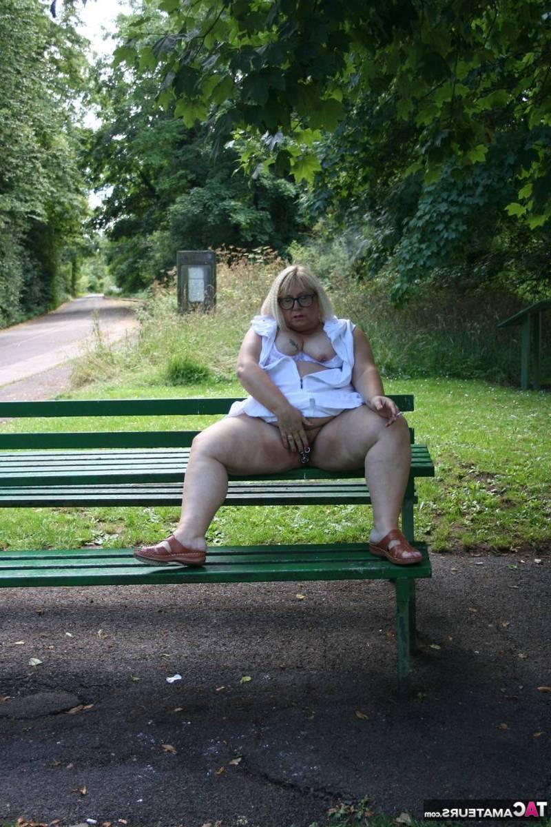 16P La obesa rubia británica Lexie Cummings juega con su coño perforado en una mesa pública