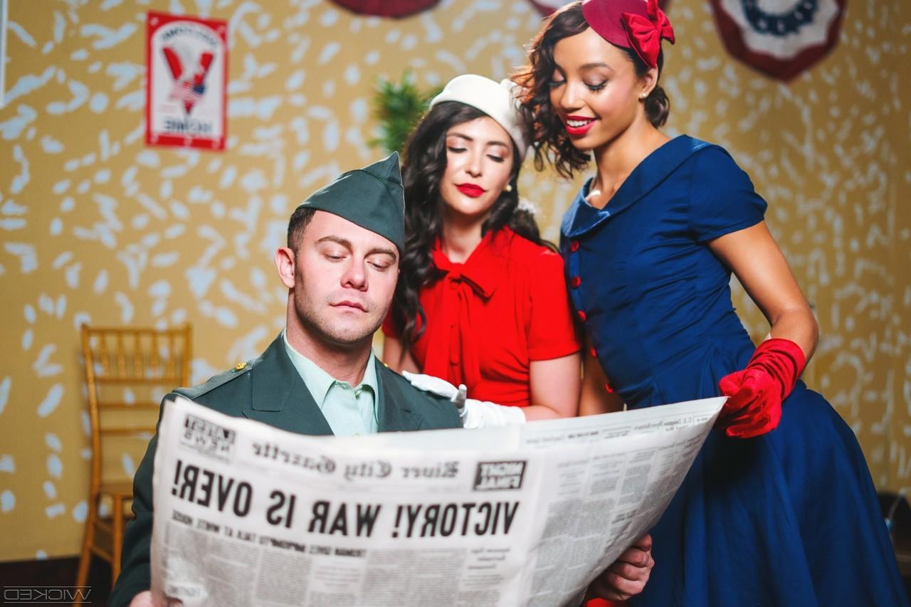 15P Jane Wilde and Alexis Tae have threesome sex in vintage underthings