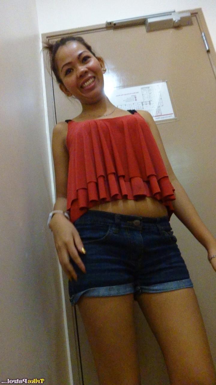 20P A linda garota asiática Anne Perez mostra seus peitos pequenos e faz um boquete POV