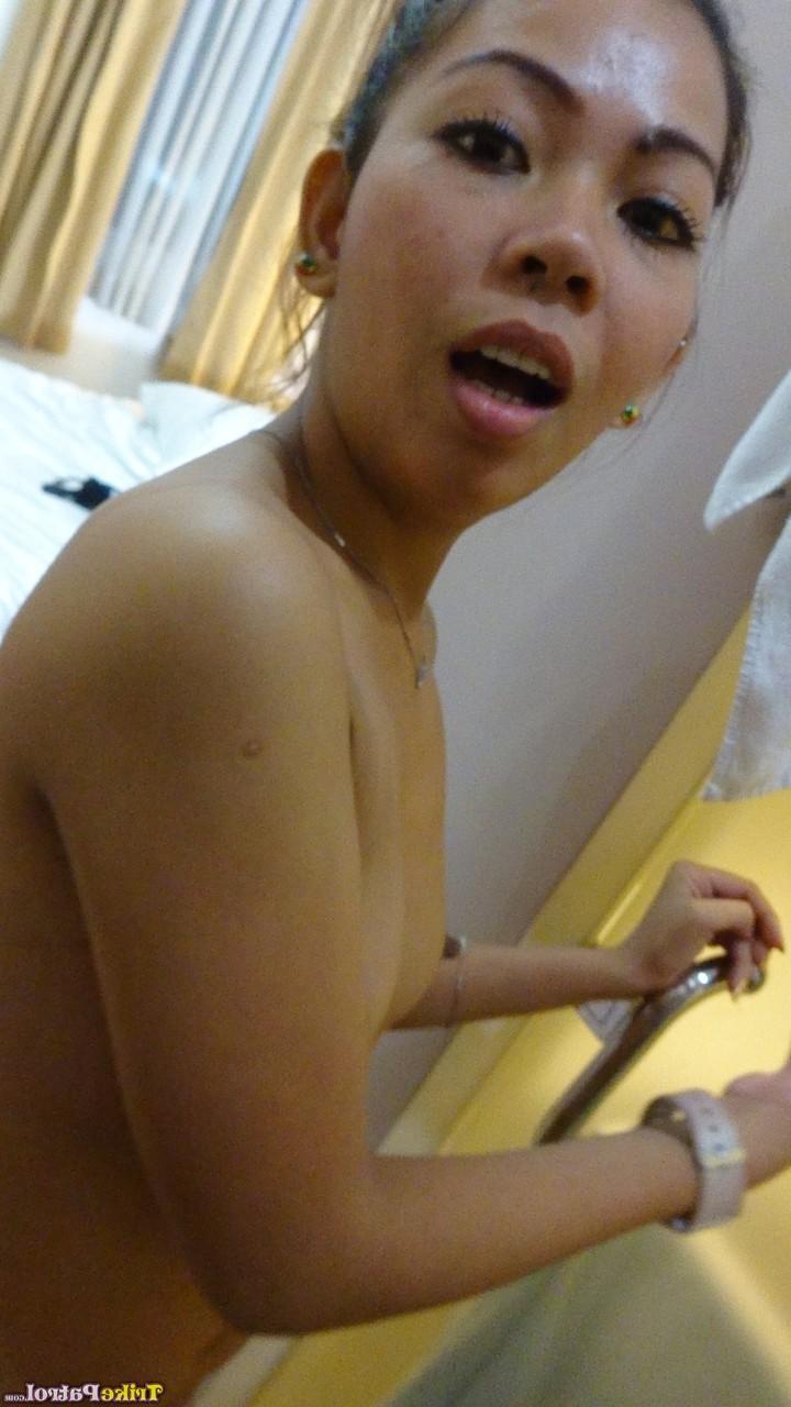 20P A linda garota asiática Anne Perez mostra seus peitos pequenos e faz um boquete POV
