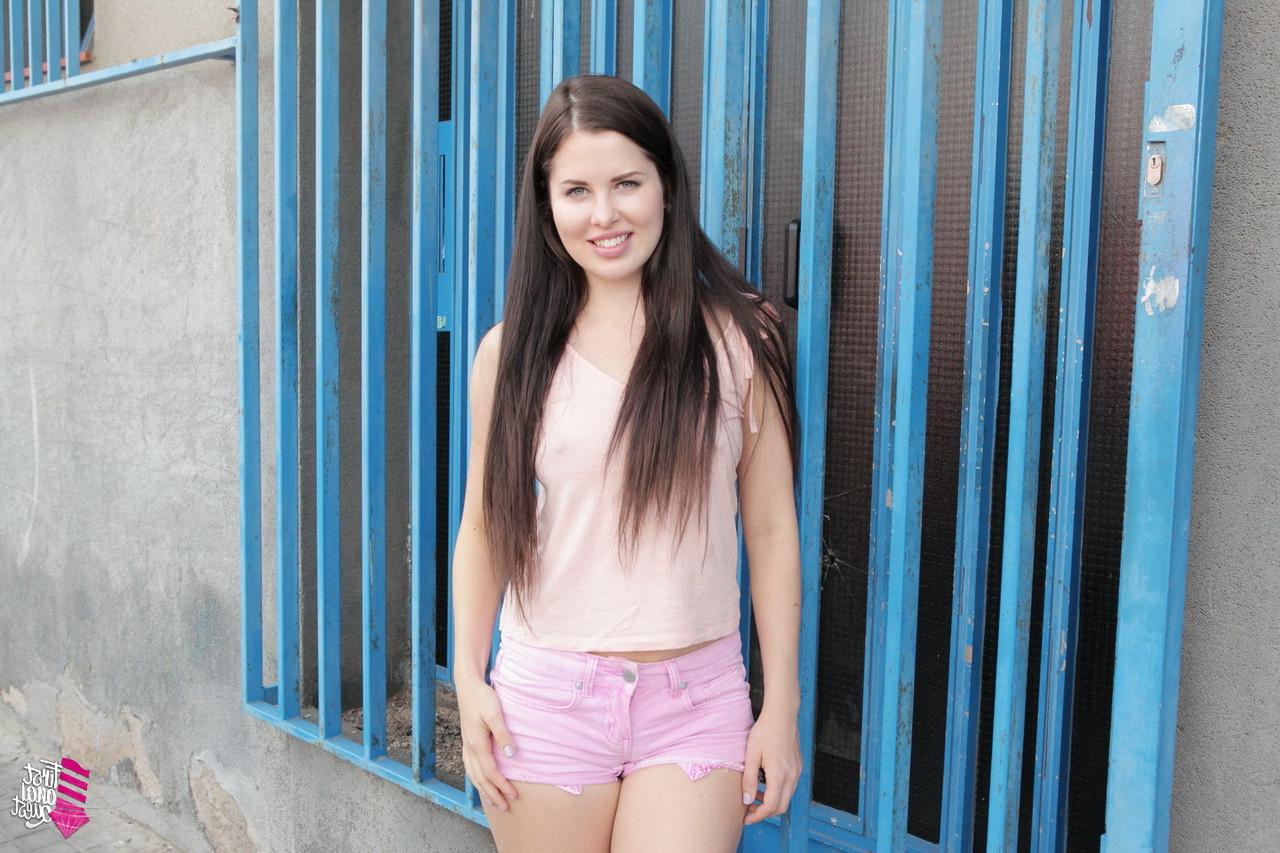 16P A garota legal Cassie Fire ostenta um rosto coberto de porra depois de sua primeira foda anal