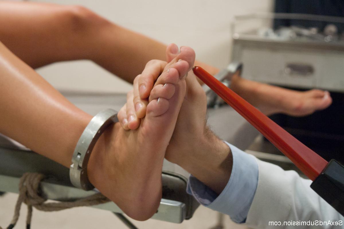 20P Sexy Adriana Chechik fica com o rosto fodido e tocado por um médico em uma dramatização de BDSM