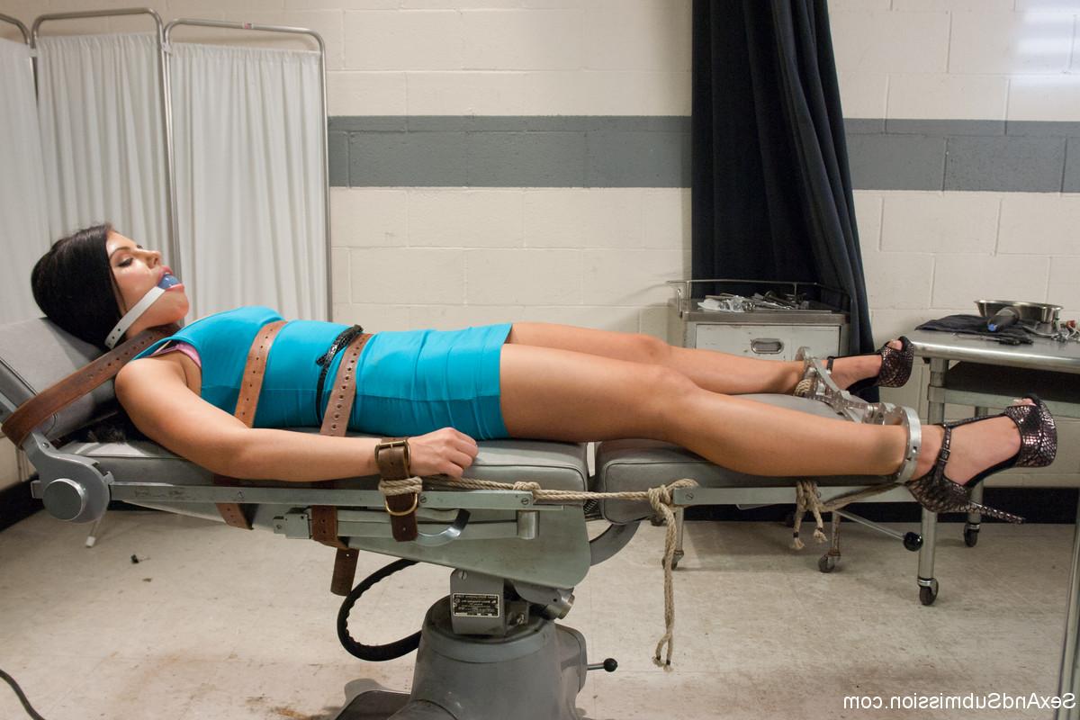 20P Sexy Adriana Chechik fica com o rosto fodido e tocado por um médico em uma dramatização de BDSM