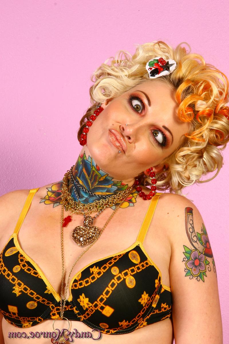 20P Candy Monroe lässt sich von einem großen schwarzen Schwanz in ihre enge, feuchte Muschi ficken