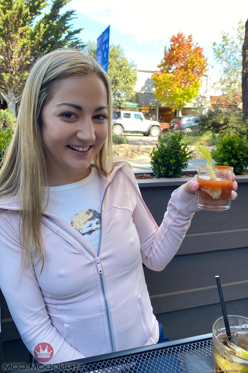 20P A adolescente muito amadora Lily Adams exibindo sua buceta raspada com um absorvente interno