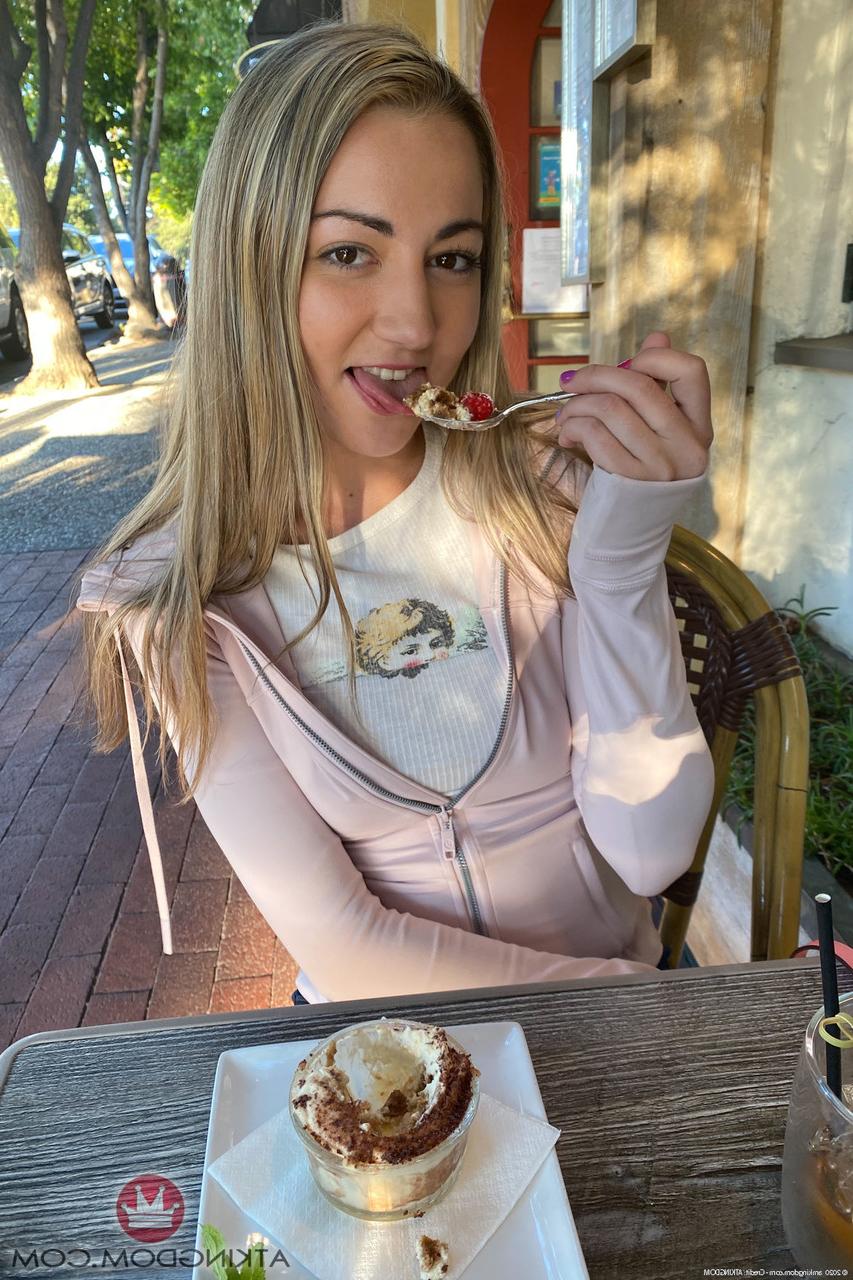 20P A adolescente muito amadora Lily Adams exibindo sua buceta raspada com um absorvente interno