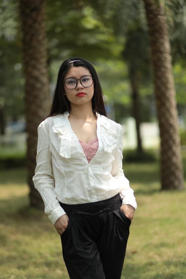 20P Das nerdige asiatische Babe Natalia posiert in ihrem eleganten Outfit im Freien