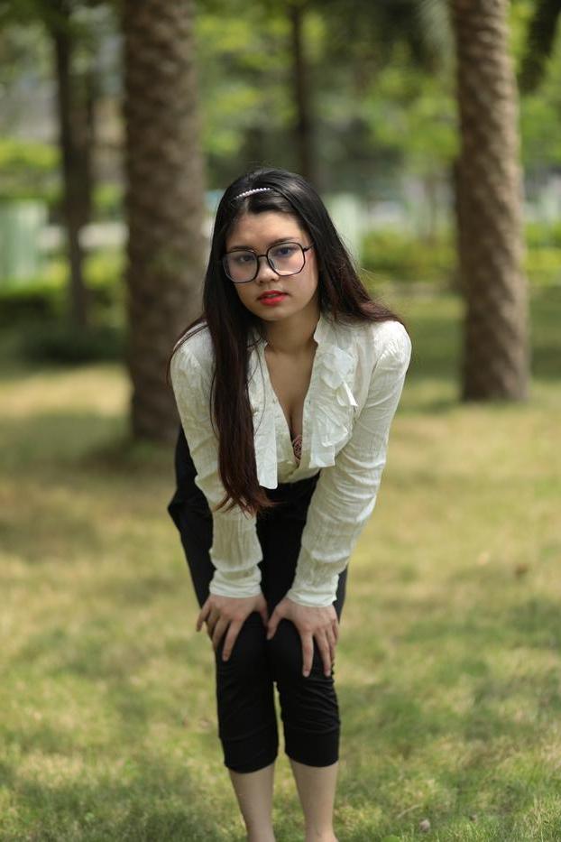 20P Das nerdige asiatische Babe Natalia posiert in ihrem eleganten Outfit im Freien