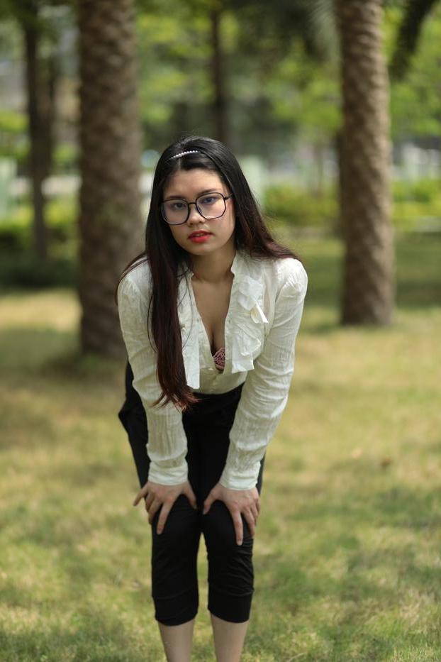 20P Das nerdige asiatische Babe Natalia posiert in ihrem eleganten Outfit im Freien