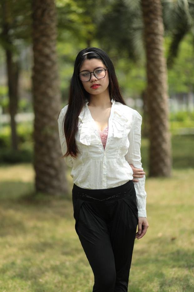 20P Das nerdige asiatische Babe Natalia posiert in ihrem eleganten Outfit im Freien