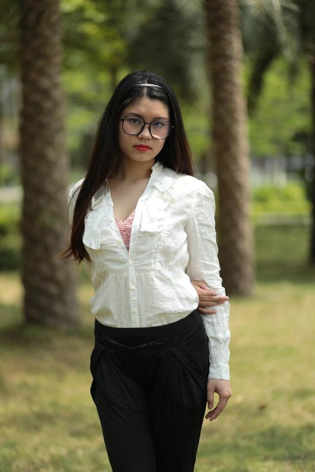 20P Das nerdige asiatische Babe Natalia posiert in ihrem eleganten Outfit im Freien