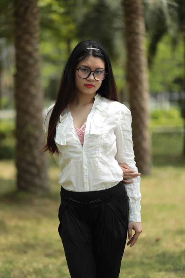 20P Das nerdige asiatische Babe Natalia posiert in ihrem eleganten Outfit im Freien