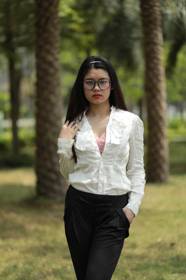 20P Das nerdige asiatische Babe Natalia posiert in ihrem eleganten Outfit im Freien