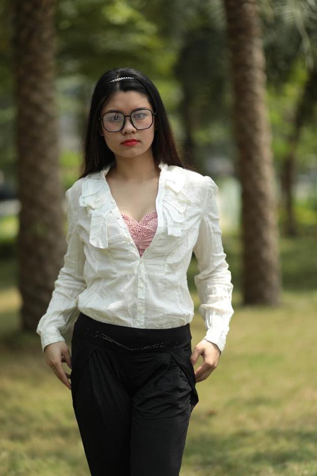 20P Das nerdige asiatische Babe Natalia posiert in ihrem eleganten Outfit im Freien