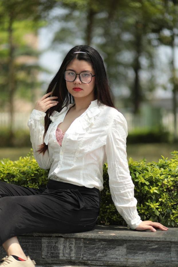 20P Das nerdige asiatische Babe Natalia posiert in ihrem eleganten Outfit im Freien