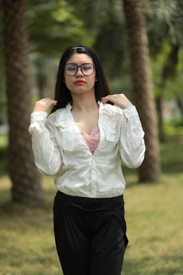 20P Das nerdige asiatische Babe Natalia posiert in ihrem eleganten Outfit im Freien