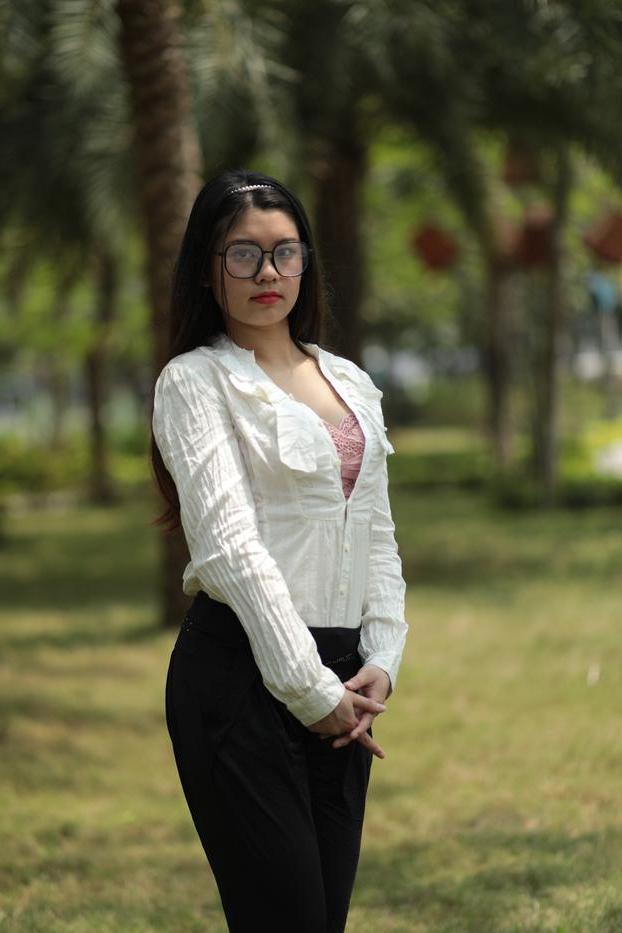 20P Das nerdige asiatische Babe Natalia posiert in ihrem eleganten Outfit im Freien