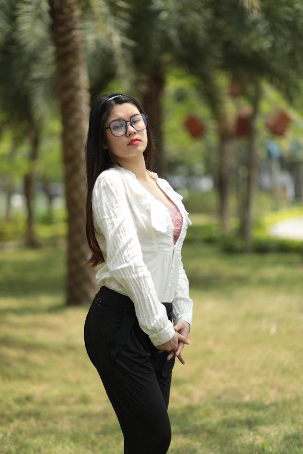 20P Das nerdige asiatische Babe Natalia posiert in ihrem eleganten Outfit im Freien