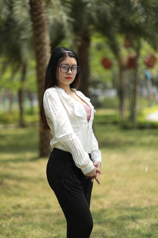 20P Das nerdige asiatische Babe Natalia posiert in ihrem eleganten Outfit im Freien