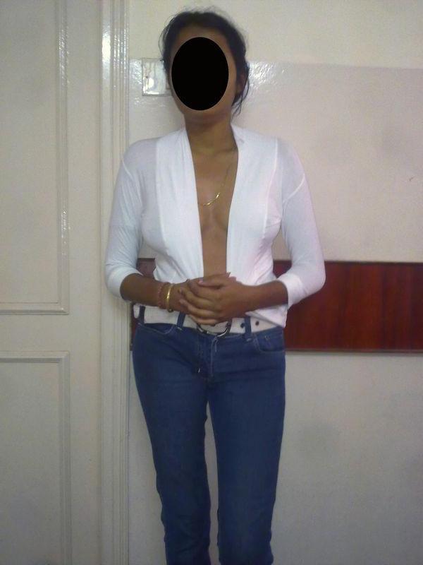 10P MILF india muestra sus tetas naturales mientras usa jeans azules