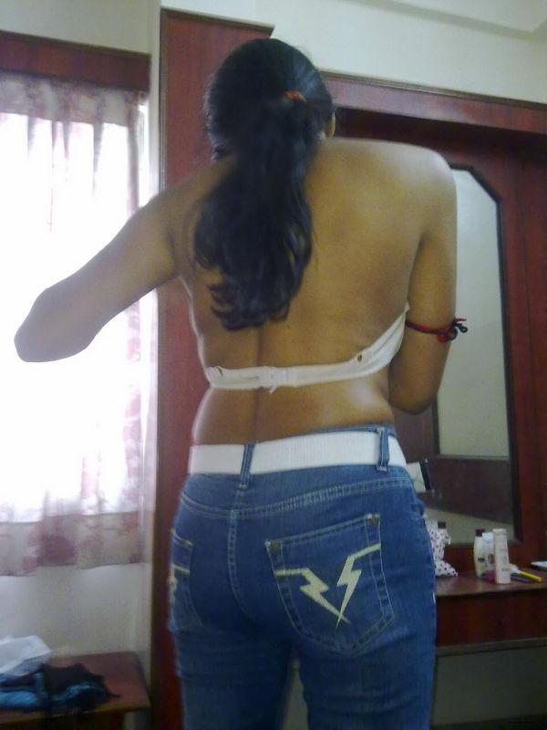 10P MILF india muestra sus tetas naturales mientras usa jeans azules