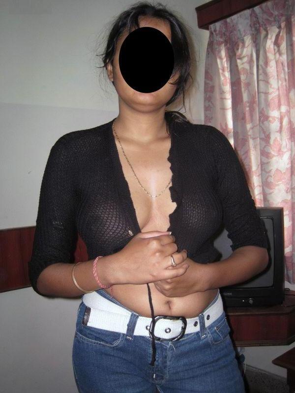 10P MILF india muestra sus tetas naturales mientras usa jeans azules