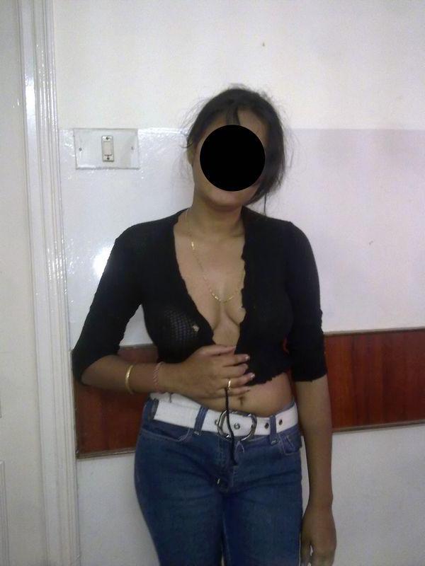 10P MILF india muestra sus tetas naturales mientras usa jeans azules