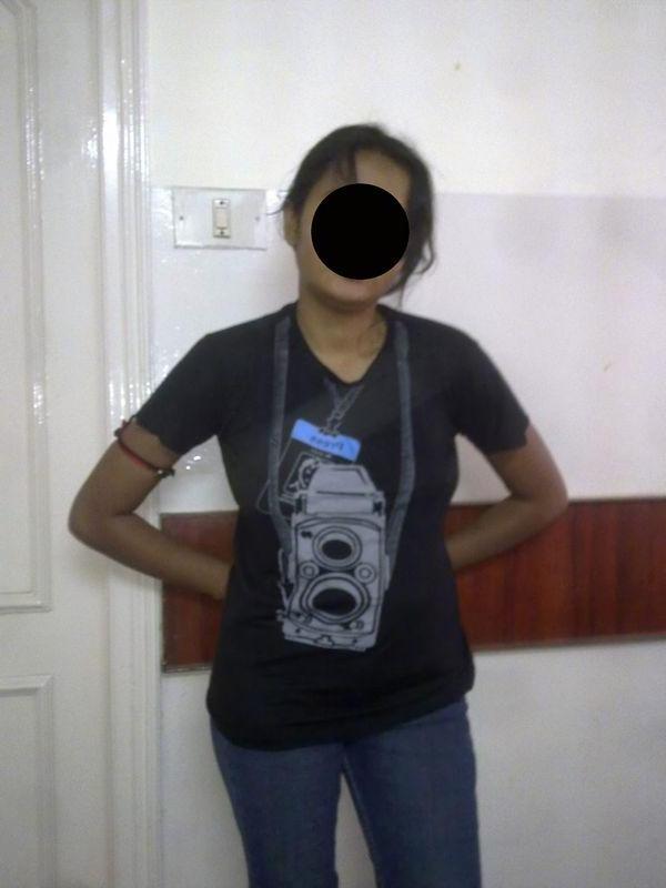 10P MILF india muestra sus tetas naturales mientras usa jeans azules
