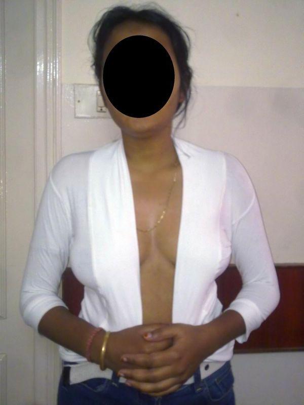 10P MILF india muestra sus tetas naturales mientras usa jeans azules