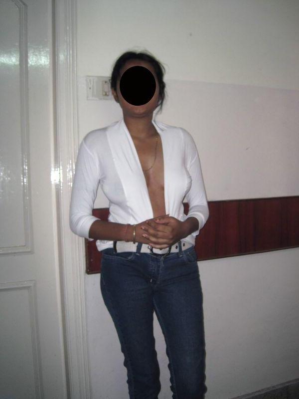 10P MILF india muestra sus tetas naturales mientras usa jeans azules