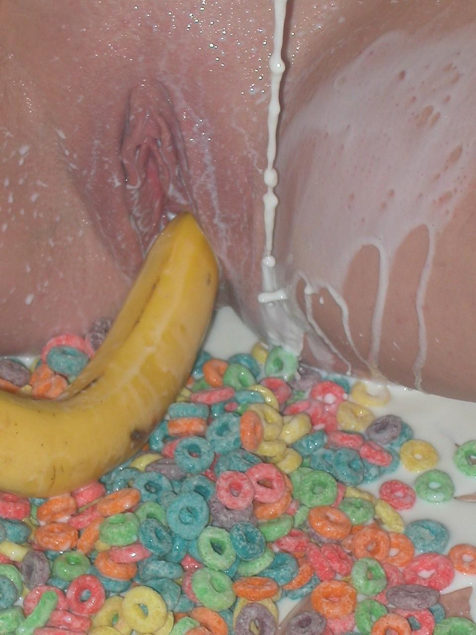 20P Naked MILF Ivy Rose plays with her saggy tits & masturbates with a ripe banana